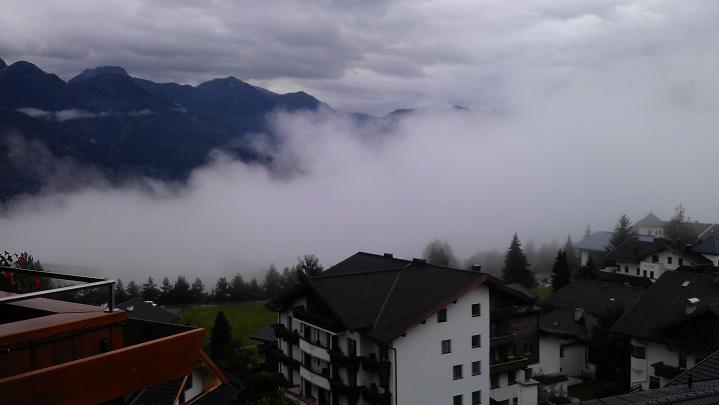 Låga moln i Fiss Österrike