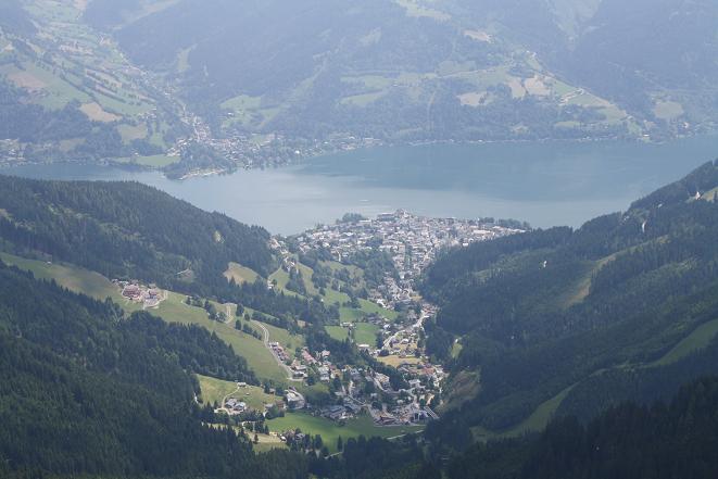 Bra överblick över Zell am see....taget från toppen av berget.